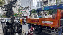 
Xe bán tải tông trụ điện, va chạm xe máy ở đường Võ Văn Ngân, phường Thủ Đức: Tài xế bán tải không qua khỏi
