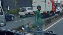 Công an truy tìm thanh niên mặc áo xe ôm công nghệ đập phá xe tải ở TP.HCM