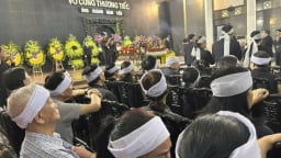Cha con Nghệ sĩ Ưu tú Chí Trung phải bỏ xe ngoài vườn hoa để vào viếng ông Hoàng Nam Tiến
