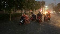 Mưa như trút nước kéo dài hơn một giờ đồng hồ, nhiều tuyến đường ở TP.HCM ngập lai láng, hàng loạt xe chết máy