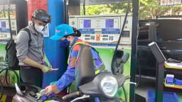 Giá xăng dầu hôm nay 8/8: 'Thủng đáy'