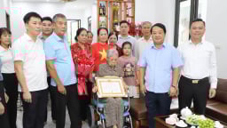 Bí thư Tỉnh ủy Tuyên Quang Hầu A Lềnh trao Huy hiệu 80 năm tuổi Đảng cho nữ đảng viên 98 tuổi