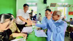Nhiều xã, phường ở Quảng Ngãi đang tiếp tục nỗ lực hoàn thành cấp phát quà tặng cho người dân