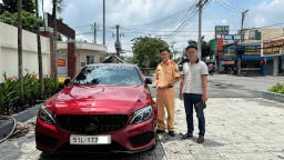 
Vụ xe Mercedes lạng lách, chặn đầu xe tải, tài xế nhoài người chửi bới trên đường: Tài xế bị phạt 2 lỗi