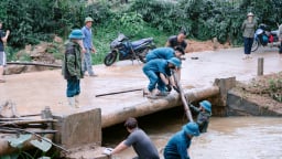Gần 100 cán bộ, dân quân tự vệ Phong Hải hỗ trợ người dân Phong Hải khắc phục hậu quả mưa lũ