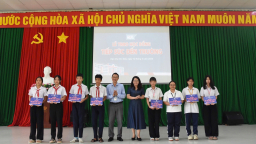 Gặp học sinh tại Đặc khu Côn Đảo, Hiệu trưởng Trường Đại học Sư phạm TP.HCM xúc động nghẹn ngào