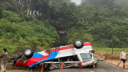 Video cận cảnh mưa lũ cuốn bay xe khách, vùi lấp hoa màu ở Cao Bằng