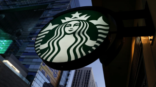 Tòa án yêu cầu Starbucks đền 50 triệu USD cho tài xế giao hàng bị bỏng