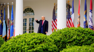 Ông Trump tuyên bố thuế đối ứng: Kinh tế thế giới có nguy cơ rơi vào suy thoái
