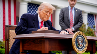 Công thức tính thuế đối ứng của ông Trump khiến thế giới đảo lộn