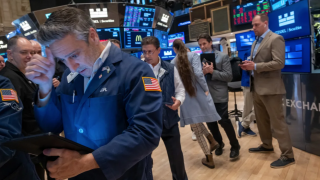 Chứng khoán Mỹ lao dốc thảm: Dow giảm hơn 2.200 điểm do thuế quan của ông Trump