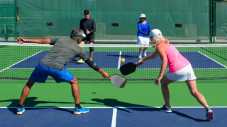 Thu hút quá nhiều người chơi pickleball, một thành phố ra quy định mới khiến cộng đồng dậy sóng