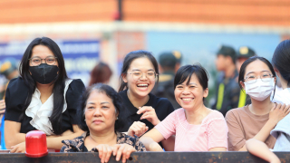 Người dân đổ về trước Dinh Độc Lập, mang theo cả cơm hộp chờ xem hợp luyện diễu binh
