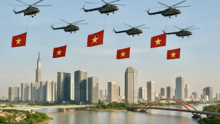 Màn diễn tập trực thăng kéo cờ Đảng, cờ Tổ quốc trên bầu trời trung tâm TP HCM
