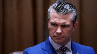 Ông Pete Hegseth lại gây sốc vì tiết lộ kế hoạch chiến tranh mật trong nhóm chat
