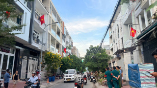Cháy nhà nhiều tầng trong hẻm ở Bình Thạnh, 1 người tử vong