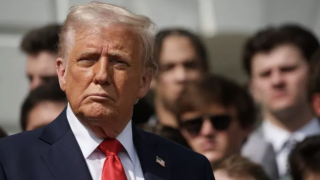 Ba đòn giáng liên tiếp nhằm vào ông Trump giữa 'canh bạc thuế quan' 