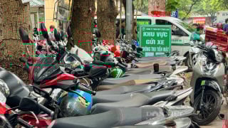 Chủ tịch Hà Nội yêu cầu làm rõ vụ thu tiền gấp đôi tại điểm trông xe không dùng tiền mặt