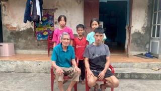 Người cha nghèo một mình gồng gánh ba con nhỏ và cha mẹ già yếu