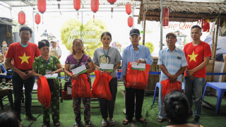 “Bữa Cơm Yêu Thương” số 98: Bữa cơm hòa cùng không khí kỷ niệm 50 năm giải phóng miền Nam, thống nhất đất nước 