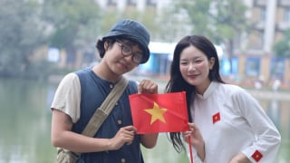 Từ Đức trở về, hot vlogger “thắp lửa tự hào” với 50 lá cờ Tổ Quốc