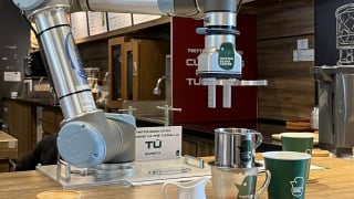 Độc, lạ: Quán cà phê Hà Nội dùng robot pha chế, viết thư pháp, chụp ảnh đẹp như nhiếp ảnh gia