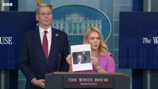 Tổng thống Trump và Jeff Bezos đấu khẩu về tin đồn Amazon áp thêm thuế quan
