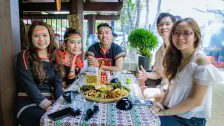 Vô làng đẹp như phim này ở Đắk Lắk, ô tô đậu hàng dài, la liệt đồ ăn ngon, lạ mắt, nhìn thôi đã tứa nước miếng rồi