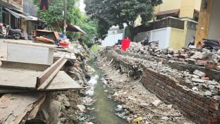 Chủ tịch Hà Nội chỉ đạo xử lý kênh ô nhiễm giữa khu dân cư quận Bắc Từ Liêm