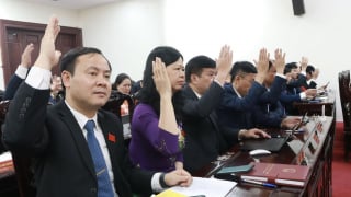 Miễn nhiệm chức Ủy viên UBND tỉnh với nguyên Chỉ huy trưởng Bộ CHQS và 6 nguyên Giám đốc Sở ở Thái Bình