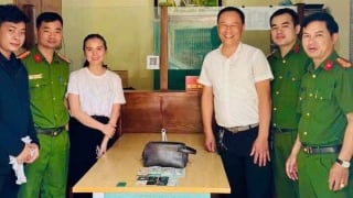 Người đàn ông đánh rơi ví tiền gần nửa tỷ đồng bất ngờ khi được công an gọi trao trả
