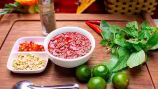 Lòng lợn, tiết canh chứa chất gì đặc biệt mà người được ăn, người không được?