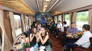  Đường sắt chính thức chạy đoàn tàu Hoa Phượng đỏ, toa xe hạng sang có gì?