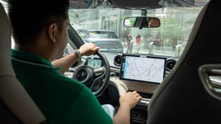 Cái bắt tay giữa Grab và hãng xe điện số 1 thế giới: Cam kết thu nhập 25 triệu đồng/kỳ cho tài xế
