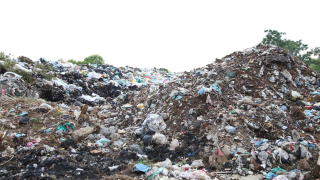 Người dân Bình An (Hà Nam) kêu cứu vì rác thải “bủa vây” khắp đường làng, ngõ xóm