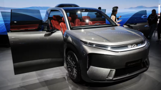 Cổ phiếu xe điện tụt sau khi BYD giảm giá sốc, cuộc chiến giá mới le lói