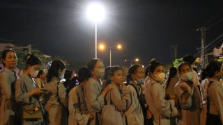 'Biển người' xếp hàng xuyên đêm chờ vào chiêm bái xá lợi Phật ở Đà Nẵng