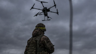 Ukraine phóng UAV tấn công 4 sân bay Nga, hơn 40 máy bay quân sự bị hư hại