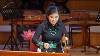 Nghệ sĩ Nhân dân từng biểu diễn đàn bầu trước Tổng thống Mỹ Bill Clinton, từng là mẹ chồng của Lưu Hương Giang