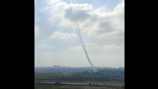 Bất chấp phòng không Israel tiên tiến, Iran dội tên lửa trúng trụ sở tình báo Mossad