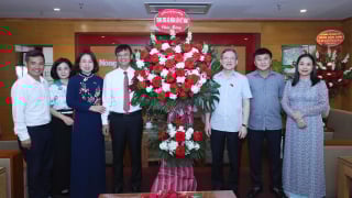 Chủ tịch Hội Nông dân Việt Nam Lương Quốc Đoàn chúc mừng Báo Nông thôn Ngày nay/Dân Việt nhân ngày 21/6 