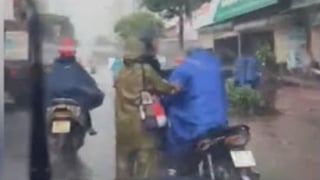 Cảnh sát vào cuộc vụ tài xế xe ôm công nghệ bị hành hung giữa trời mưa