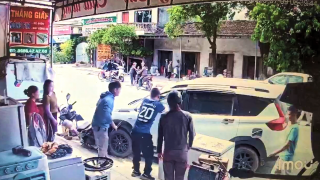 Nghệ An: Thấy ô tô trôi tự do, anh thợ điện nhanh trí phá cửa xe đưa tài xế đột quỵ đi cấp cứu