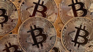 Bitcoin gây sốc với đỉnh mới, chính quyền Trump hậu thuẫn, nhà đầu tư truyền thống không thể ngó lơ