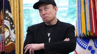Elon Musk tiết lộ nỗi sợ bị 'đá bay' khỏi Tesla