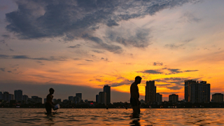 Người dân Hà Nội đổ xô ra sông, hồ giải nhiệt dưới thời tiết nóng hầm hập gần 50 độ C