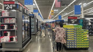 Người dân Mỹ đổ xô vào Walmart săn hàng giá rẻ
