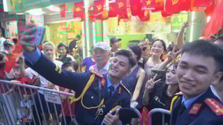 Người dân thích thú khi chiến sĩ điển trai, nhiệt tình 'thả tim' trong buổi sơ duyệt Lễ diễu binh diễu hành 2/9