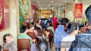 Giá vàng tăng dựng đứng sau lễ 2/9, người dân xếp hàng cả buổi, mua được có 1 chỉ