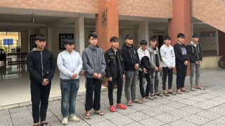 Nhóm “quái xế” mang hung khí náo loạn phố cổ Hội An, thêm 10 người bị khởi tố